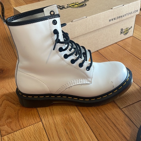 Dr. Martens AirWair w bouncing soles Size 7 WHITE - Picture 4 of 16